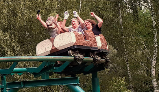 Die wilde Fahrt mit der Eichhörnchen-Achterbahn bereitete den Besuchern aus Haus Bachtal große Freude.