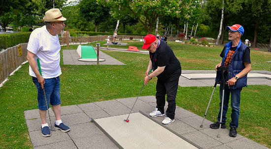 Ruhiger, aber deshalb nicht weniger unterhaltsam, ging es beim Minigolf zu.