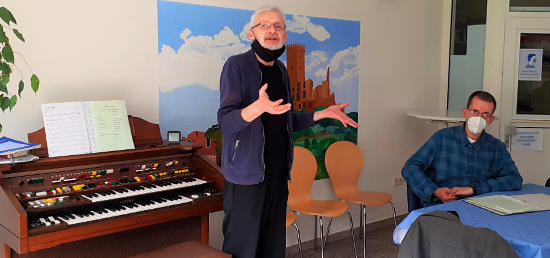 In Wort und Musik sehnten die Bewohner von Haus Bachtal den Frühling herbei, ein Nachmittag, der von Paul Otto Marz (stehend) gestaltet wurde. Markus Faßbender (rechts auf der Bühne) erfreute die Zuhörer mit einem Gedicht von Wilhelm Busch. (Foto: Maria Müller)