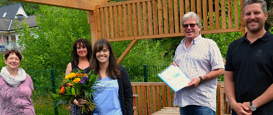 Herzlich begrüßt mit einem Blumenstrauß wird Simone Lüscher (Mitte) von (von links) Steffi Schwarz und Angela Stavrou sowie von (von rechts) Tobias und Hardy Thieringer. Foto: E.T. Müller