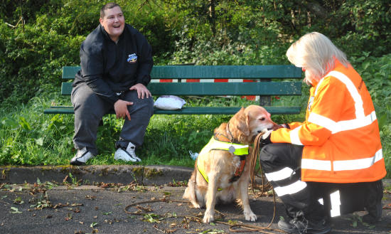 Bewohner Manuel Rünz ist begeistert, wie schnell ihn der Hund gefunden hat. Foto: E.T. Müller