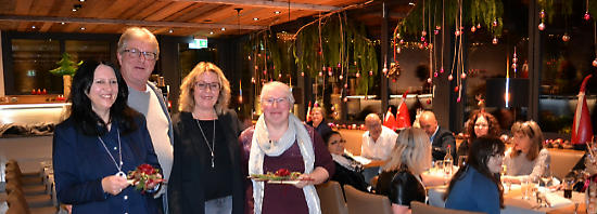 Hardy und Bianca Thieringer (Bildmitte) dankten ihren Mitarbeiterinnen und Mitarbeitern, hier mit Heike Thieringer (links) und Friederike Pickert (rechts). (Foto: E.T. Müller)