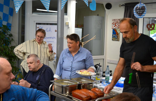 Vielfältige Aktivitäten sorgten beim Oktoberfest in Haus Bachtal für Spaß und Unterhaltung. (Alle Fotos: Eberhard Thomas Müller))>