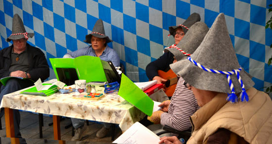 Vielfältige Aktivitäten sorgten beim Oktoberfest in Haus Bachtal für Spaß und Unterhaltung. (Alle Fotos: Eberhard Thomas Müller))>