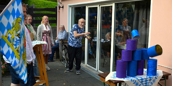Vielfältige Aktivitäten sorgten beim Oktoberfest in Haus Bachtal für Spaß und Unterhaltung. (Alle Fotos: Eberhard Thomas Müller))>