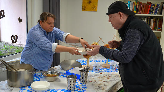 Vielfältige Aktivitäten sorgten beim Oktoberfest in Haus Bachtal für Spaß und Unterhaltung. (Alle Fotos: Eberhard Thomas Müller))>