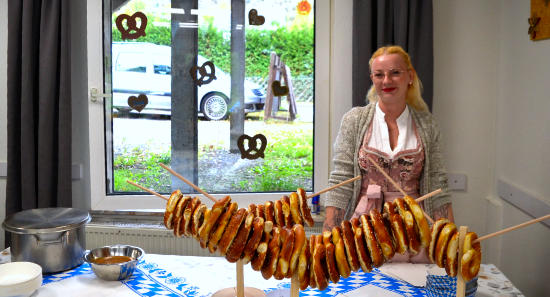 Vielfältige Aktivitäten sorgten beim Oktoberfest in Haus Bachtal für Spaß und Unterhaltung. (Alle Fotos: Eberhard Thomas Müller))>