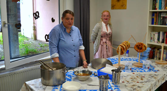 Vielfältige Aktivitäten sorgten beim Oktoberfest in Haus Bachtal für Spaß und Unterhaltung. (Alle Fotos: Eberhard Thomas Müller))>