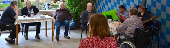 Die Bachtalsänger um Andrea und Maria an den Gitarren eröffneten das heitere Festprogramm mit einer bunten Schlagerauswahl. (Alle Fotos: Eberhard Thomas Müller)>