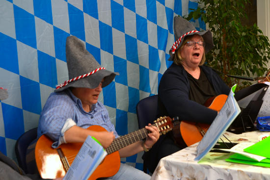 Vielfältige Aktivitäten sorgten beim Oktoberfest in Haus Bachtal für Spaß und Unterhaltung. (Alle Fotos: Eberhard Thomas Müller))>