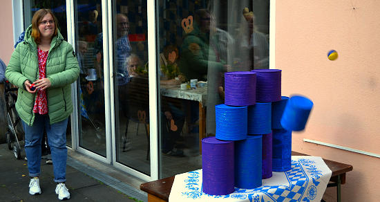 Vielfältige Aktivitäten sorgten beim Oktoberfest in Haus Bachtal für Spaß und Unterhaltung. (Alle Fotos: Eberhard Thomas Müller))>