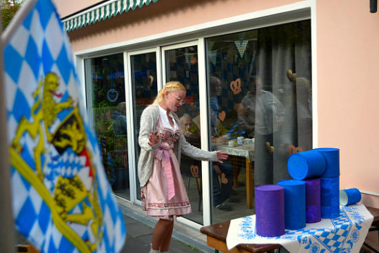 Vielfältige Aktivitäten sorgten beim Oktoberfest in Haus Bachtal für Spaß und Unterhaltung. (Alle Fotos: Eberhard Thomas Müller))>