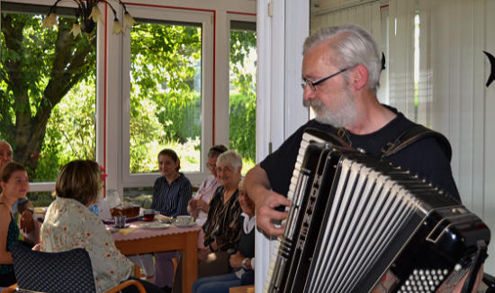 Kapellmeister Marz begeisterte sein Publikum in der „Wohngemeinschaft Barbara“ in Niederlützingen. (Foto: E.T. Müller)