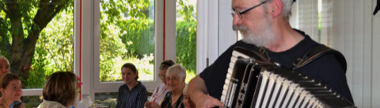 Kapellmeister Marz begeisterte sein Publikum in der „Wohngemeinschaft Barbara“ in Niederlützingen. (Foto: E.T. Müller)