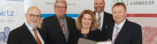 Qualität zeichnet sich aus. Auf dem Foto (von links) Prof. Dr. med. Dr. h.c. Martin Exner, Hardy Thieringer, Bianca Thieringer, Dr. med. Stefan Voss und Landrat Dr. Jürgen Pföhler bei der Übergabe des Qualitätssiegels ans Haus Bachtal in Burgbrohl.