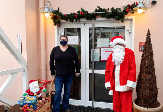 Eine Weihnachtsüberraschung war es für die Bewohnerinnen und Bewohner, als „Nikolaus“ Felix Chamorro unter Beachtung der AHA-Regeln ins Haus kam. Auf dem Foto der Heilige Mann mit Jessica Thieringer.