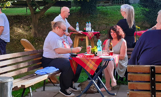 Hervorragendes Wetter, Gegrilltes und kühle Getränke luden zu gemeinsamen Spielen und Unterhaltungen ein.