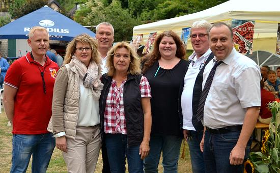 Alle waren in Feierlaune: (von links) Dirk Hansen, Simone Schneider, Walter Schneider, Bianca Thieringer, Jessica Thieringer, Hardy Thieringer und Johannes Bell.