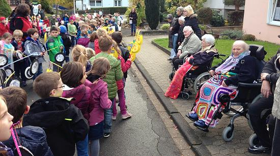 Grundschüler vor Haus Bachtal