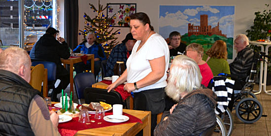Aus der Küche wurden Kaffee, Christstollen, Pfefferkuchen und leckere Plätzchen gereicht. (Foto: Eberhard Thomas Müller)>