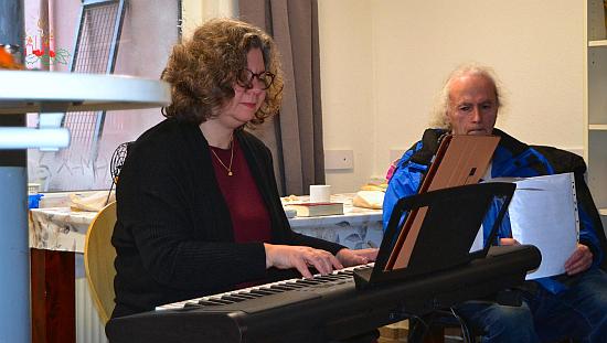 Kirchenmusikerin Andrea Ernst bereicherte die Andacht mit schönsten Weihnachtsliedern und lud im Anschluss zum Weihnachtspotpourri und zu einem Weihnachts-Wunschkonzert von „Oh Tannenbaum“ bis „Last Christmas“ ein. (Foto: Eberhard Thomas Müller)>