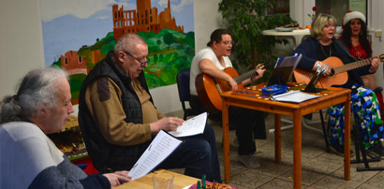 Für gute Unterhaltung sorgten die Bachtalsänger um Andrea und Maria an den Gitarren. (Foto: Eberhard Thomas Müller)>