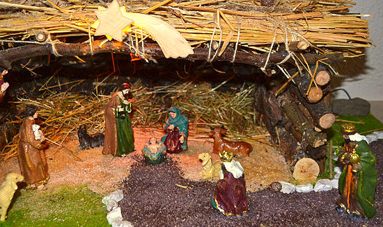 Unter dem Weihnachtsbaum stand die von der Arbeitstherapie gebaute Krippe. (Foto: Eberhard Thomas Müller)>