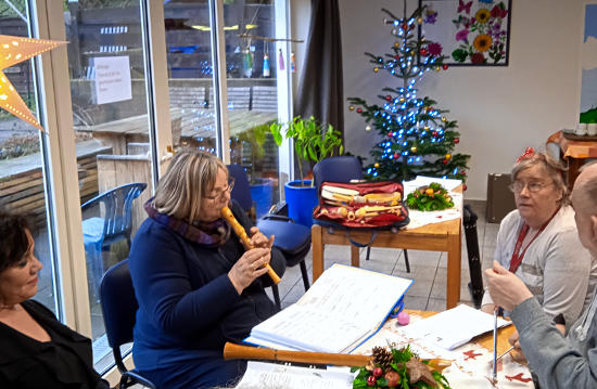 Maria Müller begleitete die Weihnachtsfeier musikalisch auf der Blockflöte.