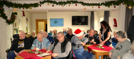 Die Zeit bis zur Bescherung wurde mit Weihnachtsliedern, Kaffee und Kuchen und einer Andacht bunt gestaltet. (Foto: Eberhard Thomas Müller)>