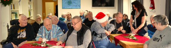 Die Zeit bis zur Bescherung wurde mit Weihnachtsliedern, Kaffee und Kuchen und einer Andacht bunt gestaltet. (Foto: Eberhard Thomas Müller)