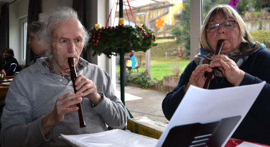 Das Bachtal-Flötenduo, Bewohner Heinz Peter Hamacher und Maria Müller, stimmte Hirtenlieder an. (Foto: Eberhard Thomas Müller)>