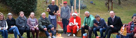 Rund ums Feuer saßen Bewohner und Mitarbeiter und freuten sich schon auf das leckere Essen vom Grill. (Foto: E.T. Müller)